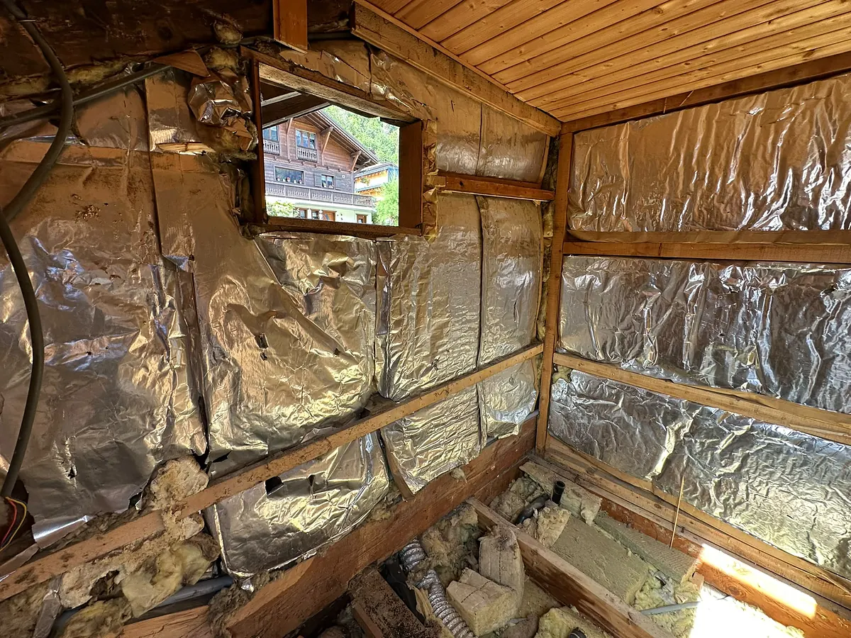Pièce mise à nu pendant une démolition, avant reconstruction