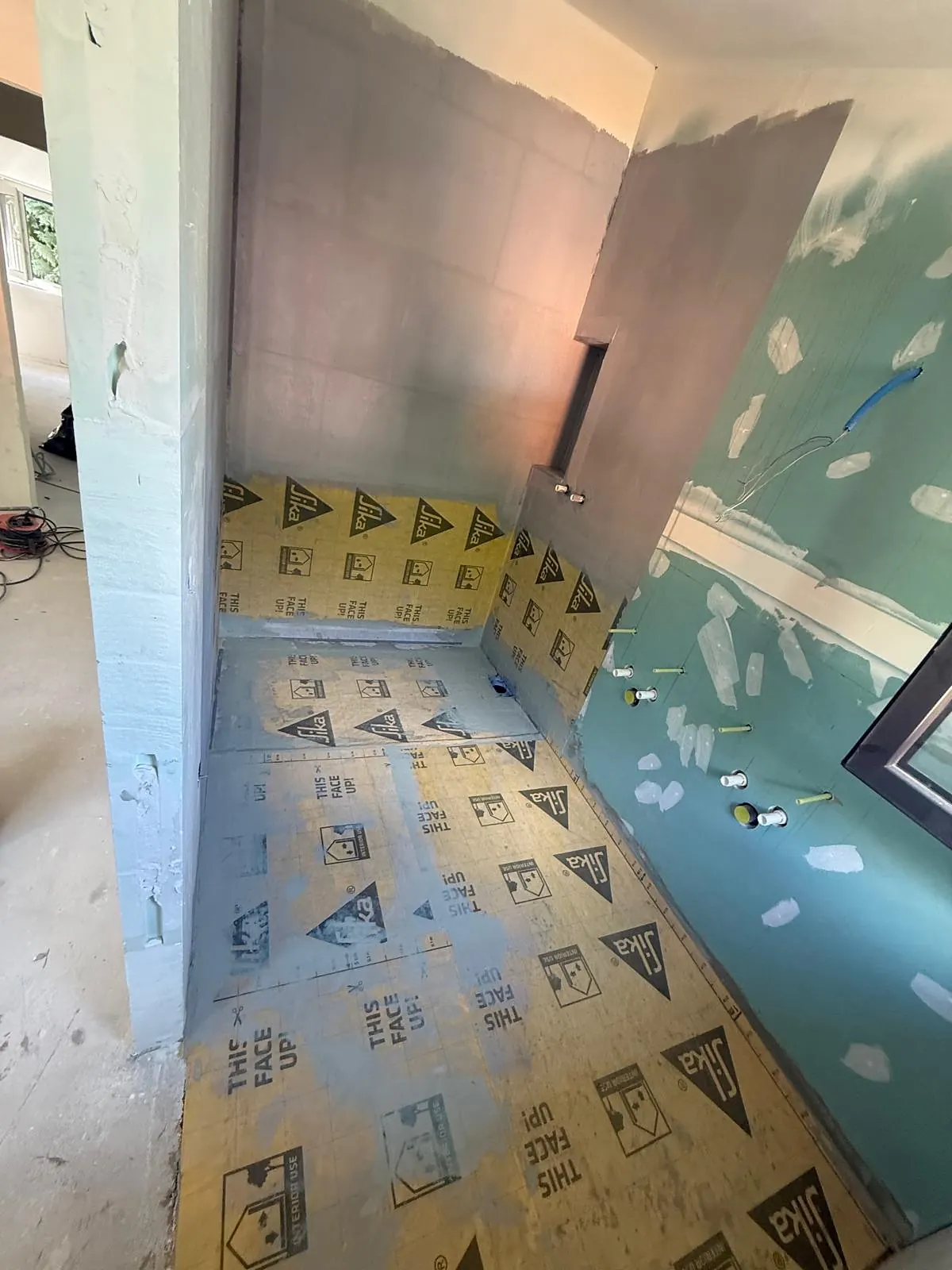Étanchéité posée dans une salle de bain avant le carrelage