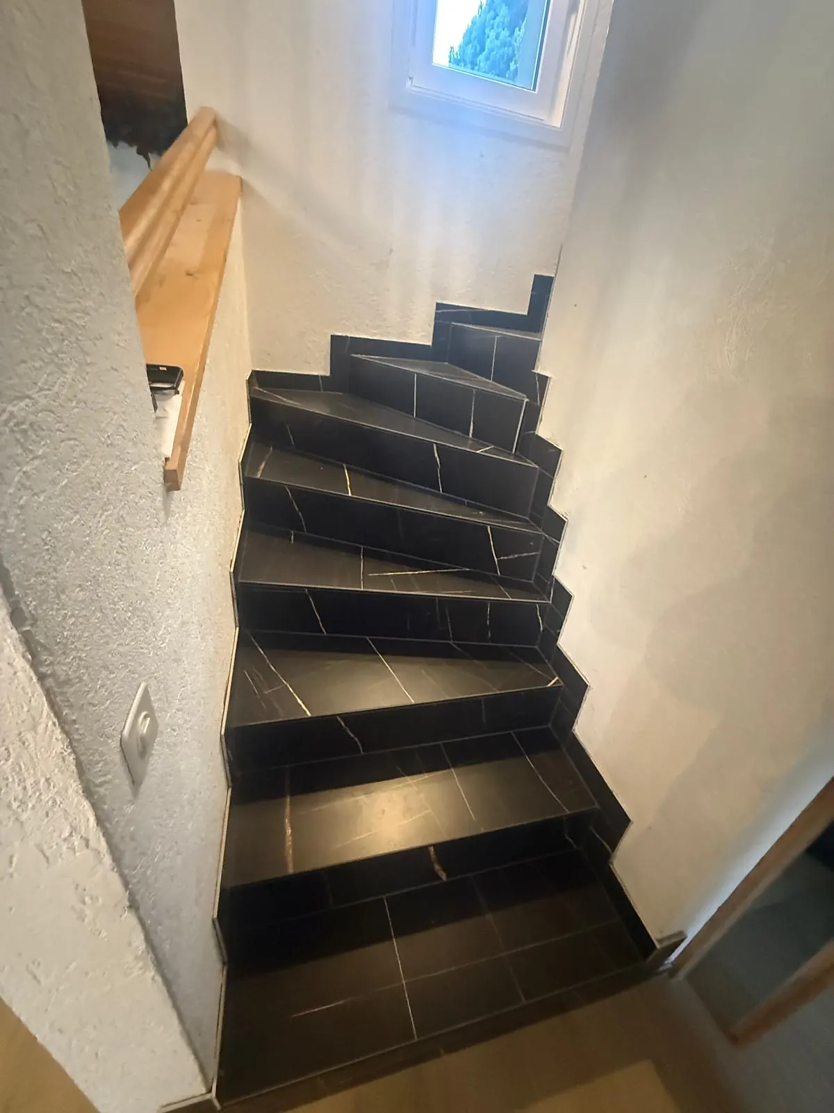 Escalier carrelé en anthracite veiné