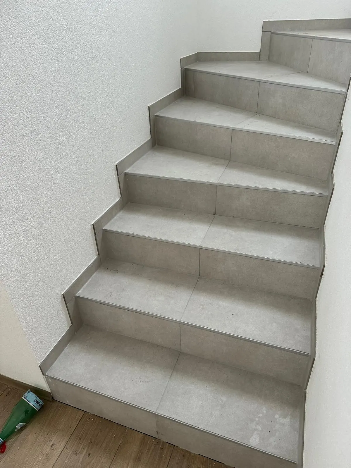 Escalier habillé de carrelage gris avec nez de marche