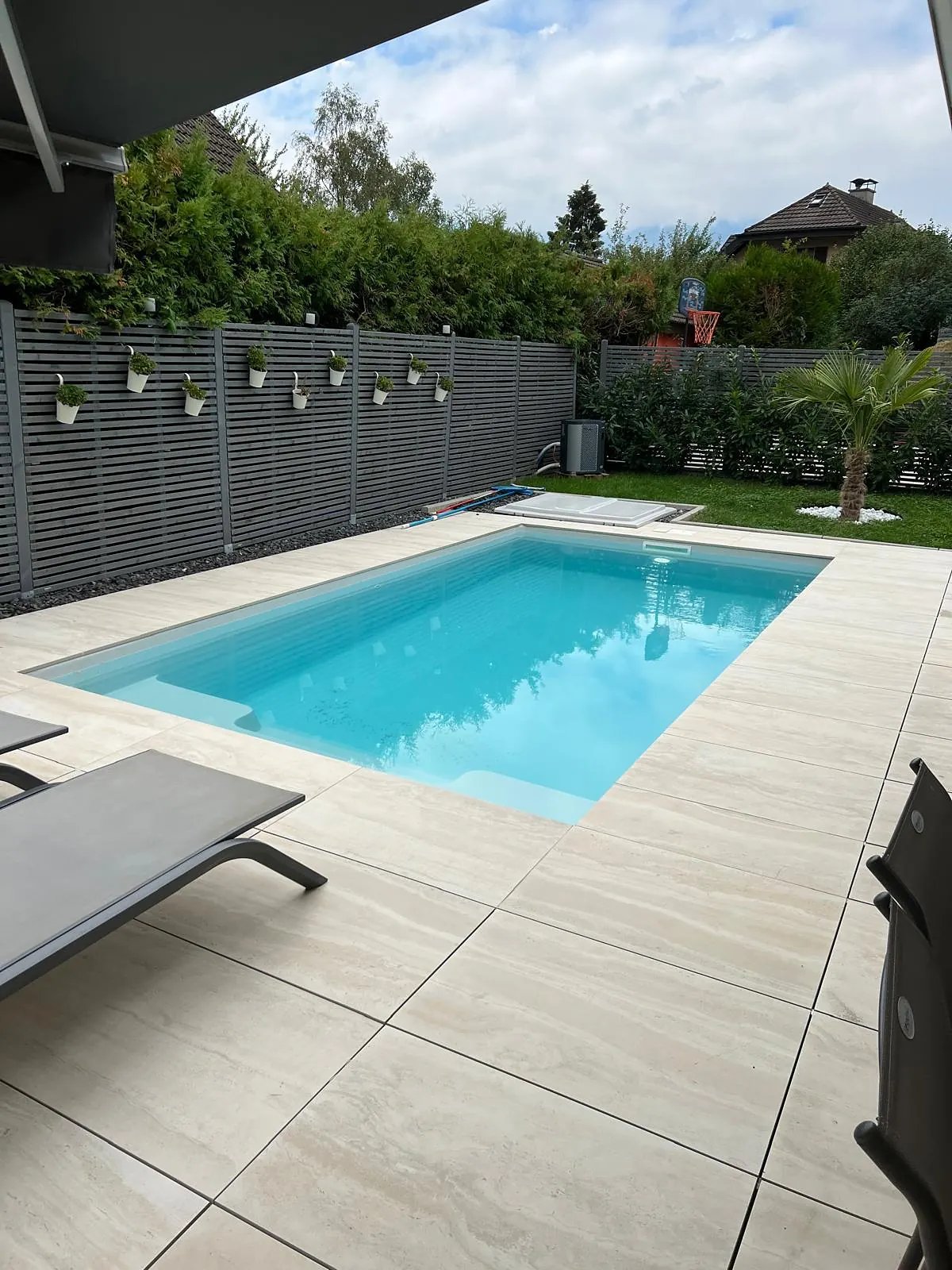 Terrasse de piscine en grandes dalles beige clair