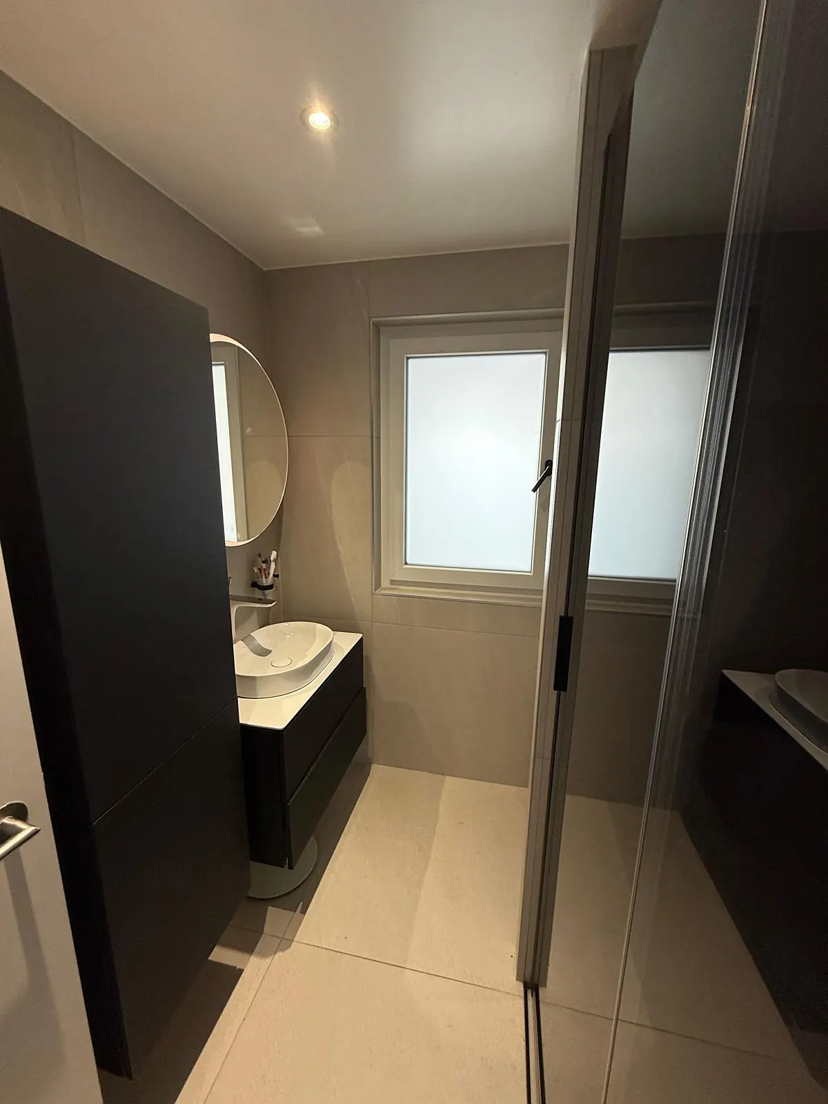 Salle de bain contemporaine, sol clair et meuble vasque noir