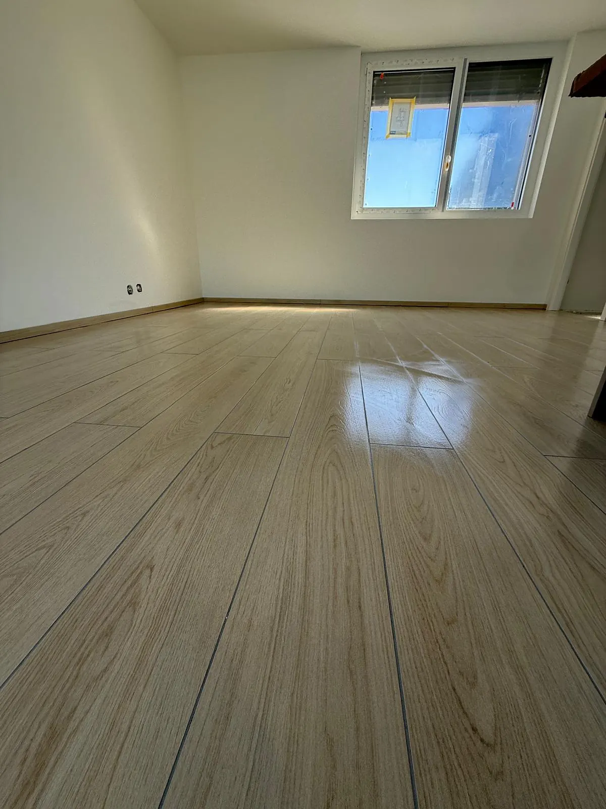 Sol en lames de carrelage aspect bois clair