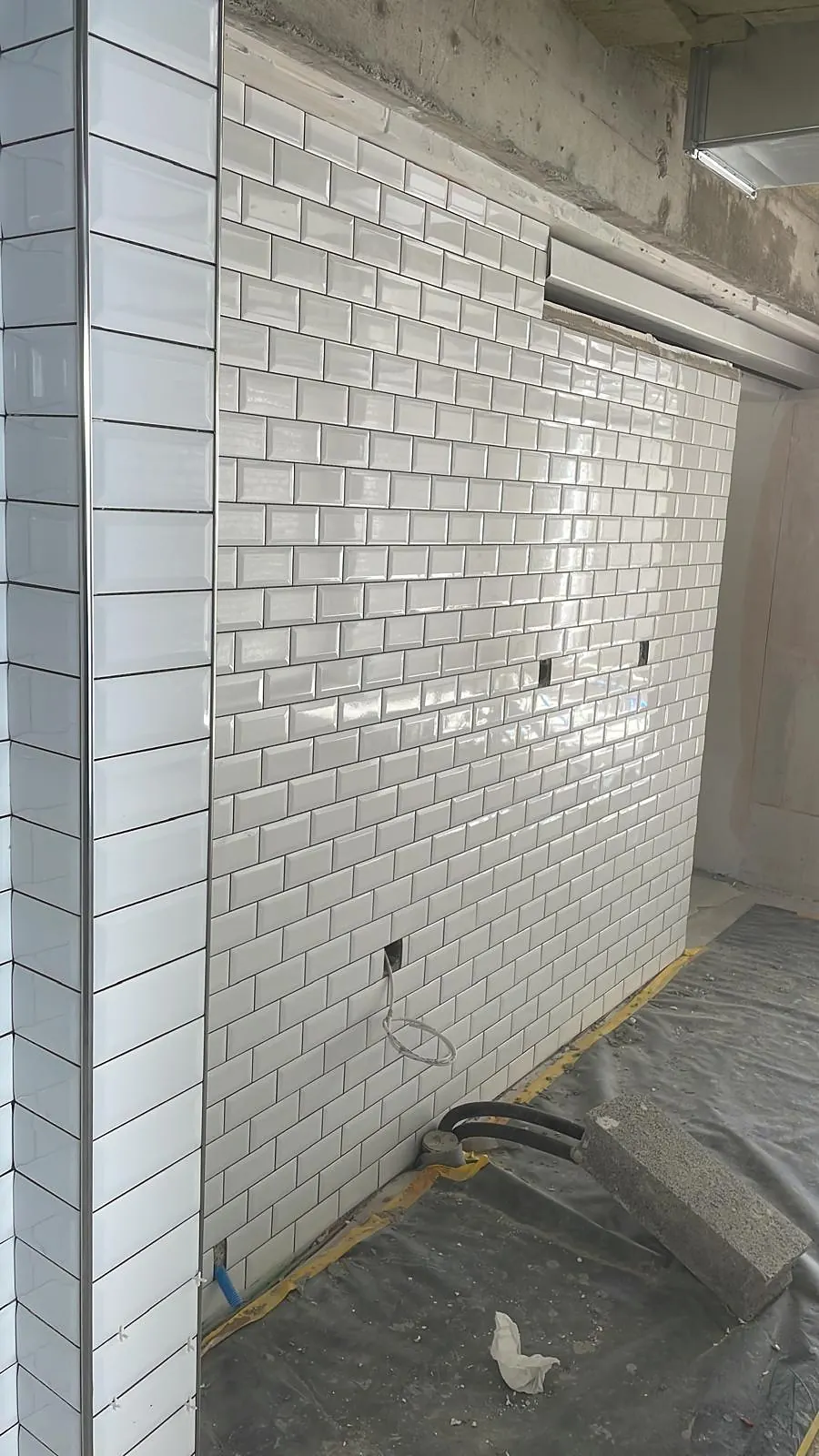 Mur carrelé en carreaux métro blancs biseautés